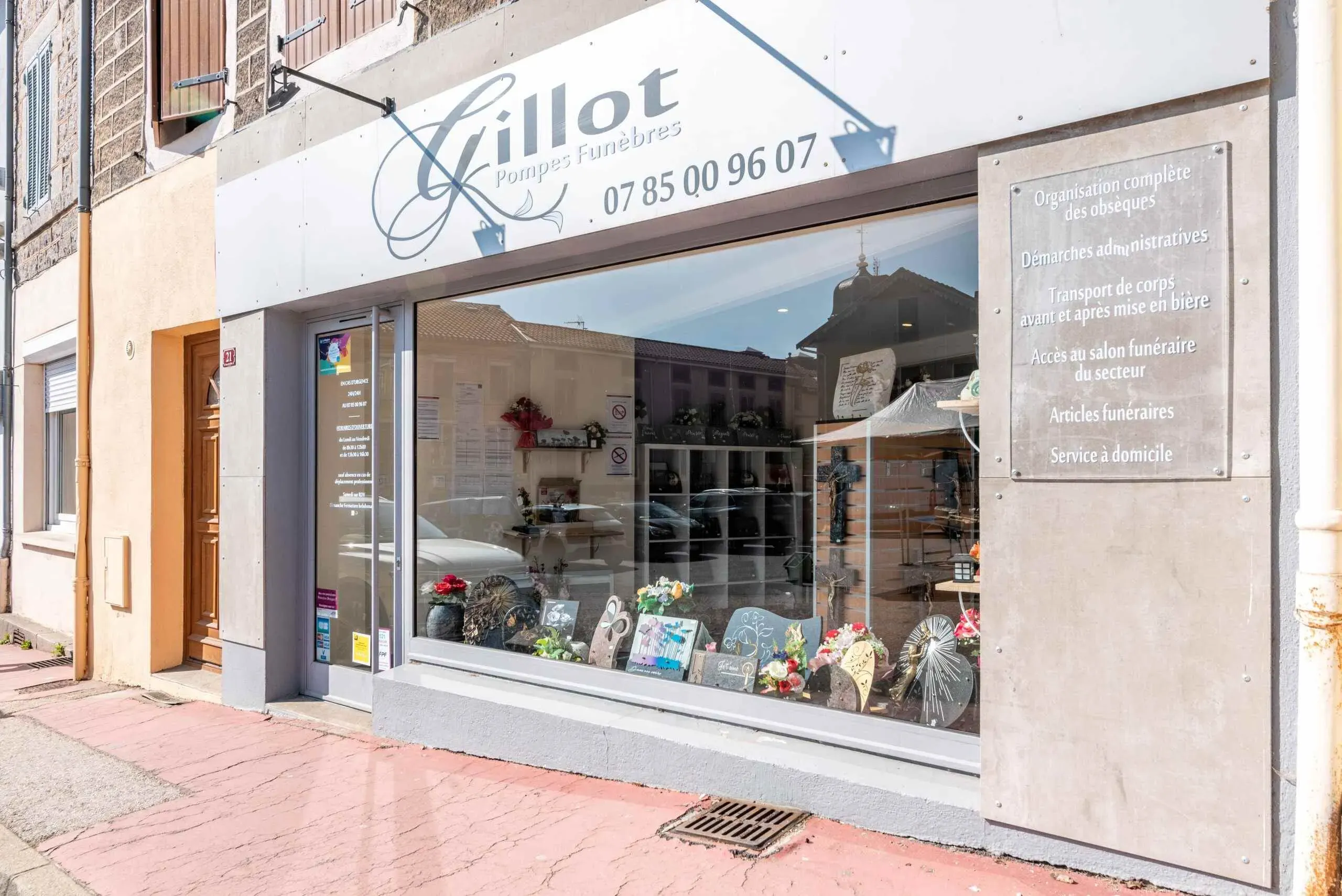 Devanture de l'agence des Pompes Funèbres Gillot présentant ses services et sa vitrine.